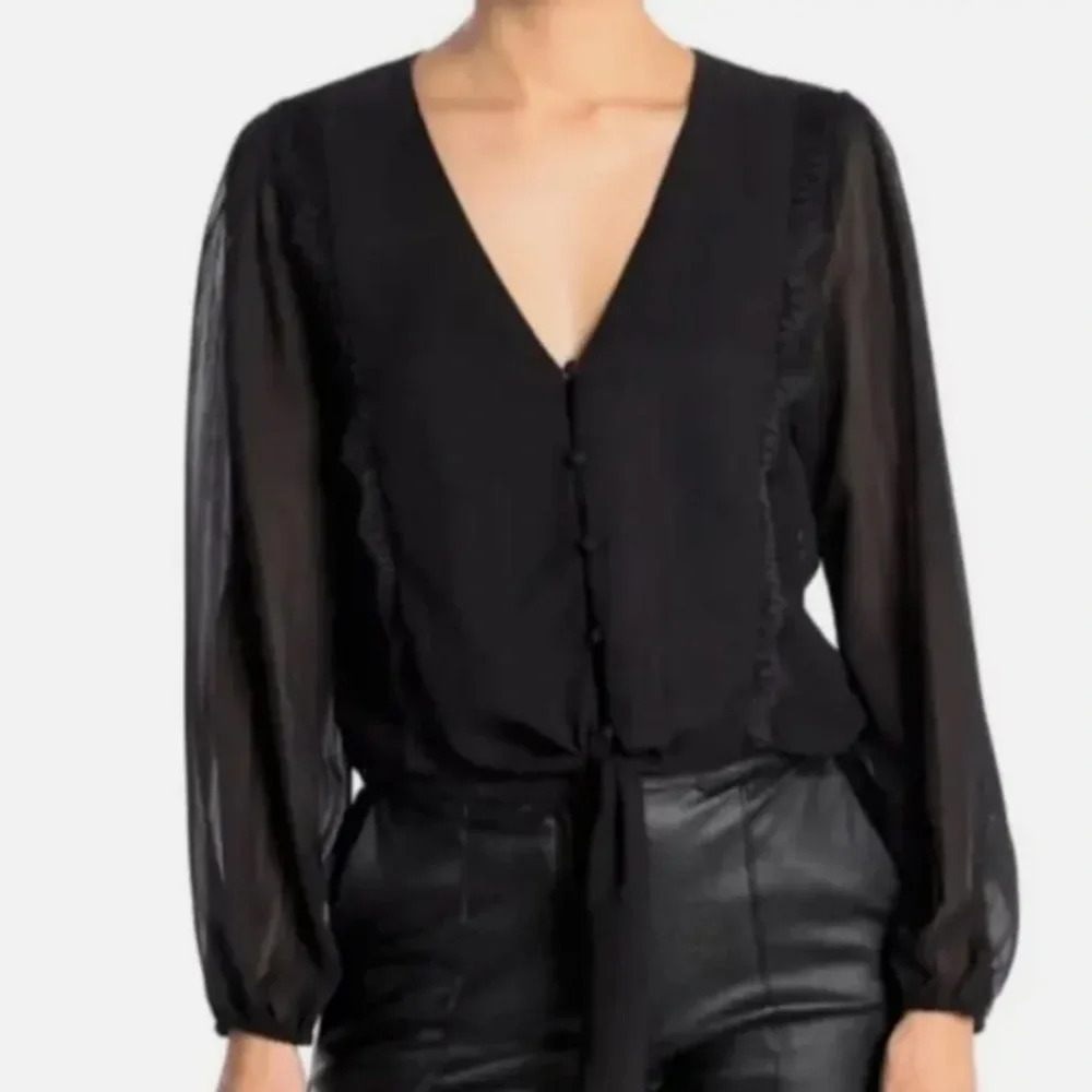 WAYF BLACK TIE FRONT BLOUSE